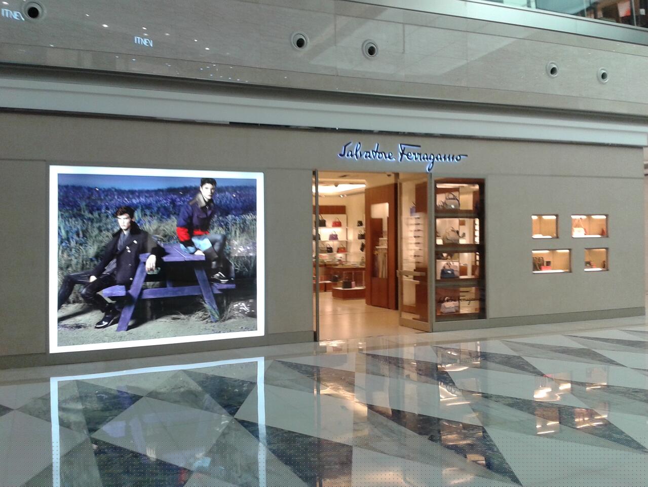 Ferragamo POP 安裝